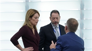 Alessandro Chiocchetti (M.), Generalsekretär des Europäischen Parlaments, im Gespräch mit EU-Parlamentspräsidentin Roberta Metsola (l.) und einer weiteren Person.