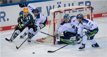 Alex Friesen im Zweikampf vor dem Tor der Straubing Tigers.