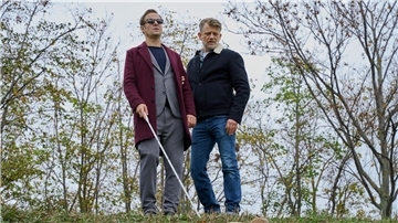 Alex (Philipp Hochmair, l) und Niko (Andreas Guenther, r) untersuchen die Leiche.