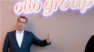 Alexander Birken, Vorstandsvorsitzender der Otto Group, hat keine gute Nachrichten. Die hohe Inflation und die Konsumflaute nach dem russischen Angriff auf die Ukraine haben die Otto Group in die roten Zahlen gedrückt.