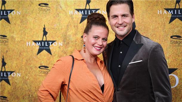 Alexander Klaws kündigt drittes Kind an Alexander Klaws und seine Frau Nadja Scheiwiller haben bereits zwei gemeinsame Söhne.