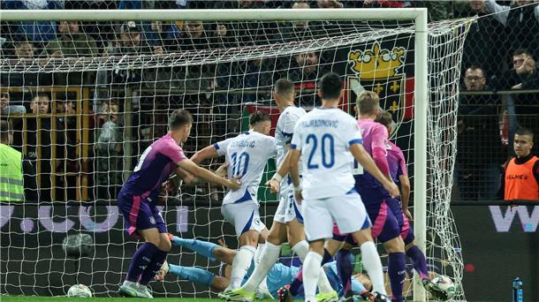 Debüt „sehr schön“: Aber Nübel ärgert das Gegentor Alexander Nübel hechtet beim Kopfballtor von Edin Dzeko vergeblich in die äußerste Ecke seines Tores.