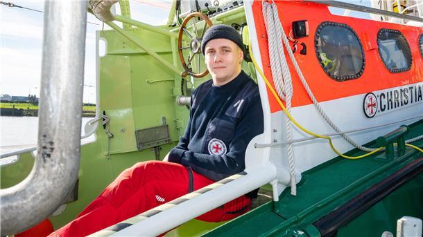 Willkommen an Bord: Warum die Seenotretter mit Bremerhaven feiern Alexander Rosenfeld ist dritter Vormann. Er sitzt im Tochterboot „Christian“.