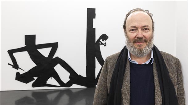 Alexander Schröder freut sich , hier vor Felix Droeses Werk „Die Stummheit der Gebannten“, dass die Arbeiten, die er dem Kunstverein schenkt, im Bremerhavener Museum so gut zur Geltung kommen.