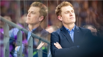 „Beförderung“ perfekt: Alexander Sulzer wird Trainer der Fischtown Pinguins Alexander Sulzer wird vom Co-Trainer zum Cheftrainer der Fischtown Pinguins befördert.