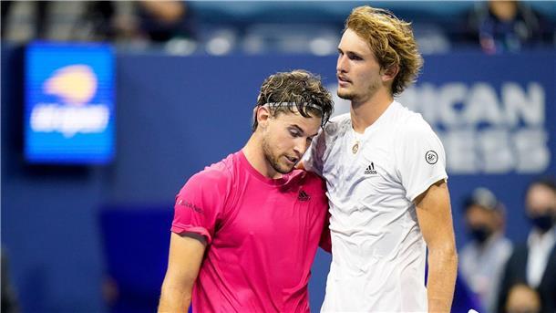 Vom Triumph zum Tief - Thiem nimmt Abschied vom Tennis Alexander Zverev (l) sah im US-Open-Endspiel gegen Dominic Thiem schon wie der Sieger aus - und verlor am Ende doch.