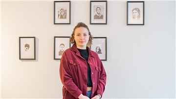 Alexandra Friedrichs hat bisher vor allem ihre Freunde und ihre Familie gezeichnet. In der Werkstatt 212 sind diese eindringlichen Porträts zu sehen.