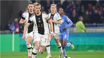 Alexandra Popp könnte auf der Sechser-Position für Lena Oberdorf spielen.