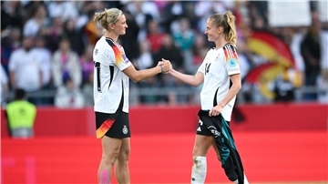 Alexandra Popp und Elisa Senß: Gemeinsam im Mittelfeld?