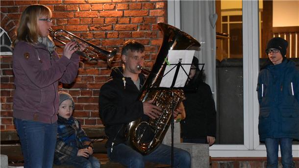 Alexandra und Peter Schwiering stehen seit dem 24. März täglich bei jedem Wetter abends auf der Terrasse und machen Musik als Zeichen des Zusammenhalts in der Corona-Krise.