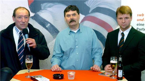 Zum 70. Geburtstag: Die Karriere von Alfred Prey in Bildern Alfred Prey 2006 bei einer Pressekonferen mit Pinguins-Coach Igor Pavlov (rechts) und Dresdens Trainer Jiri Kochta,