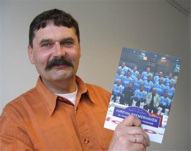 Zum 70. Geburtstag: Die Karriere von Alfred Prey in Bildern Alfred Prey als Autor: 2004 kam sein Buch „FoREVer Bremerhaven - 20 Jahre Fischtown Pinguins" heraus.