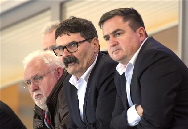 Zum 70. Geburtstag: Die Karriere von Alfred Prey in Bildern Alfred Prey mit Hauke Hasselbring (rechts) und dessen Vorgänger Hans-Werner Busch.