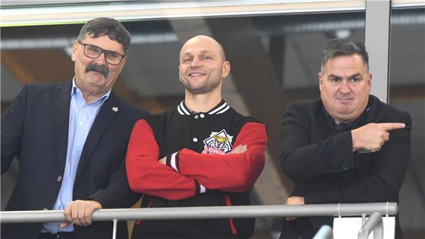 Zum 70. Geburtstag: Die Karriere von Alfred Prey in Bildern Alfred Prey mit seinem Nachfolger Sebastian Furchner (Mitte) und Hauke Hasselbring.