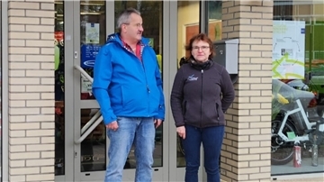 Alfred Riggers bedankte sich im Namen der Kinderpsychiatrie in Zeven bei Gabi Born. Das Zevener Fahrradgeschäft unterstützt die Spende.