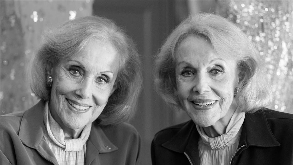 Alice (l.) und Ellen Kessler wurden als Sängerinnen und Tänzerinnen international berühmt. (Archivbild)