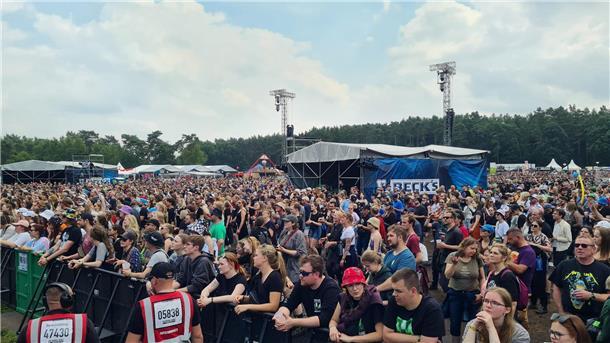 Hurricane-Liveticker: Ein Wahnsinns-Festival geht zu Ende Alice Merton heizt dem Publikum ein.