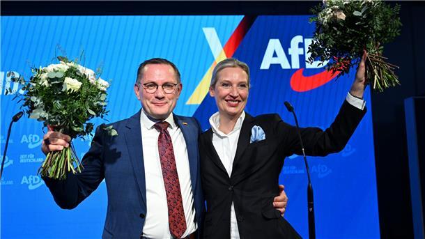 Weidel: „Wir haben uns als Volkspartei nun fest verankert“ Alice Weidel, Bundesvorsitzende und Kanzlerkandidatin der AfD, und Tino Chrupalla, AfD-Bundesvorsitzender, freuen sich über das Wahlergebnis. Stache/dpa