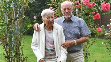 Alida und Heinz Müller wollen heute in ihrem Garten die eiserne Hochzeit feiern.