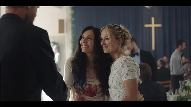 Aliette Opheim (Eva, l) und Anna (Alba August) in einer Szene der Serie „The Congregation“.