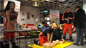 Alina Feith und Thies Neckritz legen sich am Stand des Rettungsdienstes mit der Reanimationspuppe ins Zeug.