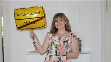 Alina Priesmeyer hat ihr Abitur bestanden. Damit geht sie auch in die Geschichte des Braker Gymnasiums ein – mit zwei Absolventen ist der Jahrgang 2020 der kleinste.