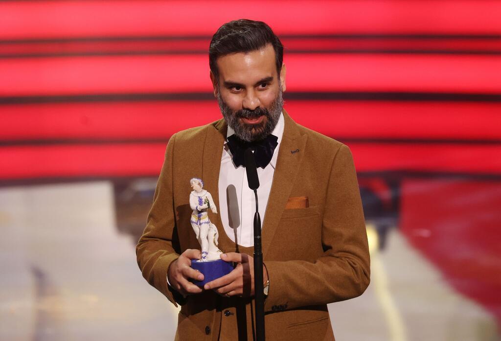 Alireza Golafshan bekommt den Preis für die Regie von „Alles Fifty Fifty“ und bedankt sich auf der Bühne für den Preis.