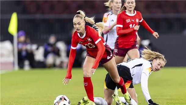 Alisha Lehmann (li.) gehört zum Schweizer Aufgebot für die Heim-EM.