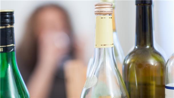 Alkohol in Massen: Forscher vermuten, dass Corona-Stress auch Suchtverhalten fördern kann.
