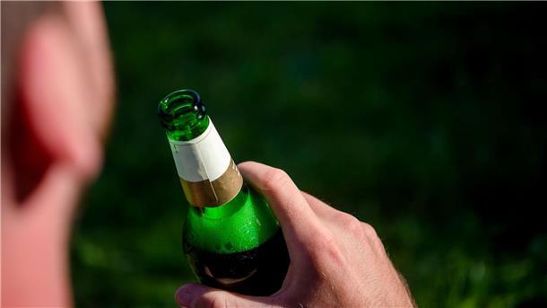 Männer gehen deutlich häufiger wegen Sucht in Reha Alkoholabhängigkeit ist ein häufiger Grund für eine Reha - Männer sind öfter betroffen als Frauen.
