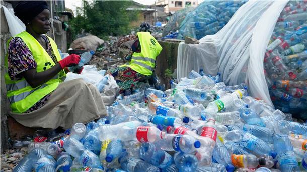 All diese Flaschen sind aus Plastik.