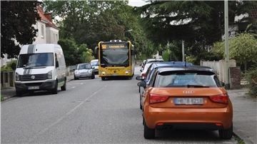 Alle 30 Minuten fährt die Buslinie 502 auf der Straße Dreibergen. Bei einigen Anliegern sorgt das für Kritik.