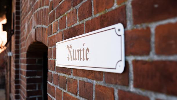 DIY-Traumhaus: Resthof-Ruine im Cuxland wird zum Lebenswerk „Alle Dinge die uns wichtig sind, haben einen Namen. Deshalb haben wir unser Haus Runie genannt“, sagt Mascha Lühning. „Runie ist natürlich abgeleitet von Ruine. Viele fragen uns immer, ob wir den Namen einfach falsch geschrieben haben. Aber nein, unser Haus heißt wirklich so.“