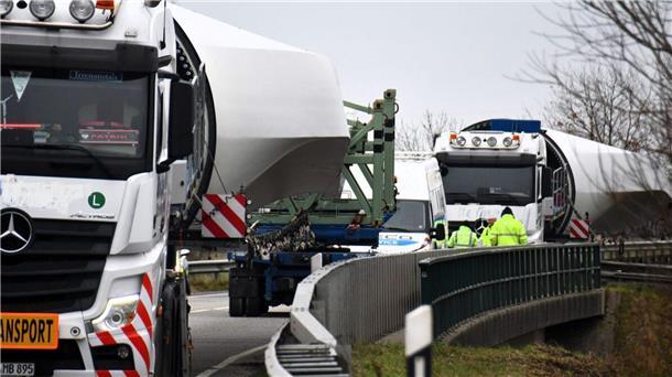 Alle Details zum Vorfall: Konvoi mit Panne blockiert B73 bei Otterndorf Alle drei Großraum- und Schwertransporte waren mit jeweils einem Rotorblatt für Windkraftanlagen beladen.