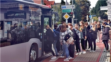 Schüler steigen in den Bus
