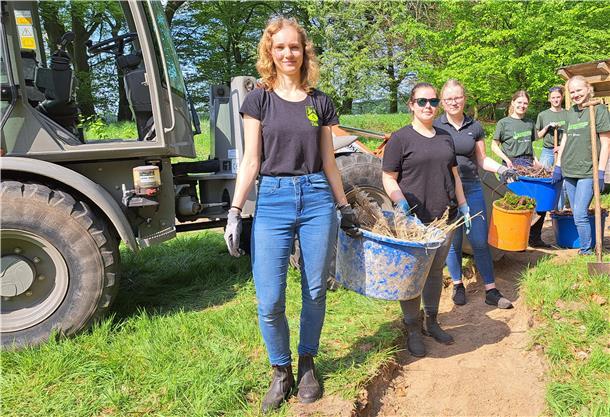 In Köhlen legt die Landjugend einen neuen Sinnespfad mit verschiedenen Materialien aus dem Wald aus. 