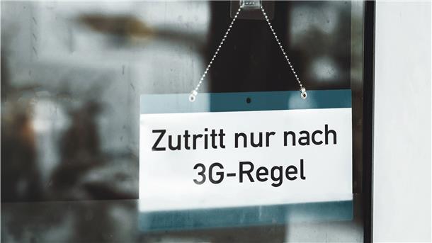 Alle Personen müssen getestet, genesen oder geimpft sein, wenn sie verschiedene Bereiche des öffentlichen Lebens betreten wollen.