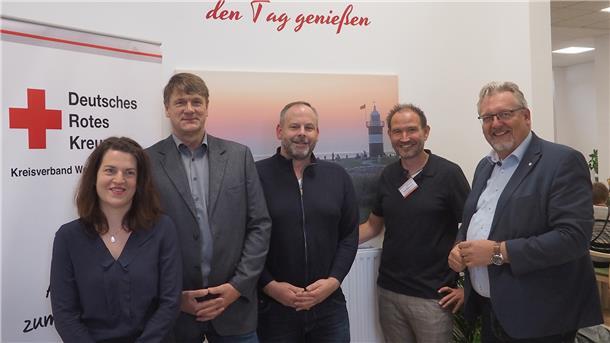 Alle vom DRK Kreisverband Wesermünde, von links: Carolin Franke (Fachbereichsleitung Altenpflege), Jens Petermann, Jörg Sagemühl, Sven Kühnemund (Leiter Tagespflege Nordholz), Henning Dageförde, freuen sich über das neue Angebot. Foto: Stehn