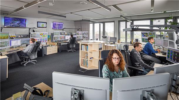 „Jede Gewitterwolke hat das Potenzial, einen Tornado hervorzubringen“ Alle weltweiten Messungen und Beobachtungen sowie die Ergebnisse der Computervorhersagen laufen in der Zentrale des Deutschen Wetterdienstes in Offenbach zusammen.