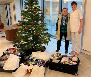 Allein drei Koffer mit frisch angefertigter Babykleidung übergab Karin Nehring, Leiterin des „Maschentreffs“ (links), an die Schwestern im Klinikum in Reinkenheide.