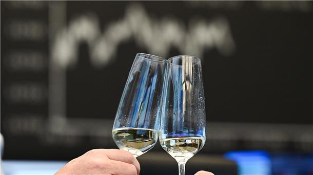 Rekord-Dax muss sich Realitäts-Check stellen Allen Grund anzustoßen: Zwei Börsenhändler im Handelssaal der Frankfurter Börse.