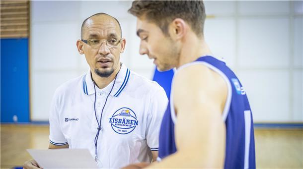 Allen Ray Smith ist in der neuen Basketballsaison der Eisbären Assistenztrainer. Im Training agiert er mit Basketballprofi Adrian Breitlauch.
