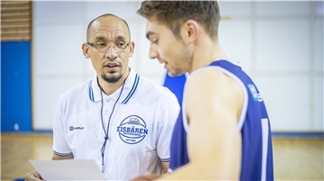 Allen Ray Smith ist in der neuen Basketballsaison der Eisbären Assistenztrainer. Im Training agiert er mit Basketballprofi Adrian Breitlauch.