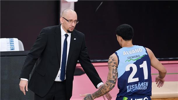 Allen Ray Smith (links) bleibt Trainer bei den Eisbären.