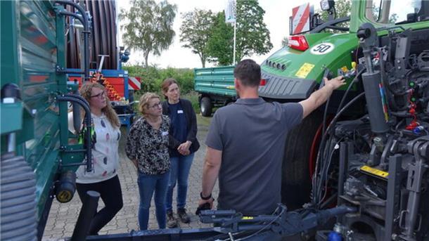 Alles gar nicht so einfach: Mitarbeiter der Firma Schröder erklärten den Frauen die Funktionen der landwirtschaftlichen Nutzfahrzeuge.