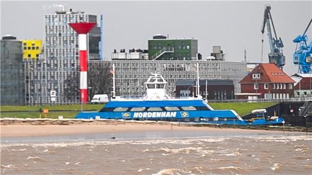 DER ADVENTS-STURM (Update 50): Hochwasser hat Stadt und Land im Griff, Schäden auch in der Wesermarsch, Zugverkehr weiter gestört Alles in bester Ordnung. Die Weserfähre "Nordenham" liegt ruhig und tief im Wasser.