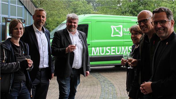 „Allzeit gute Fahrt“, wünschen (von links) Museumspädagogin Meike Hillrichs, Lars Keitsch von der Ostfriesischen Volksbank, Natureumsgeschäftsführer Lars Lichtenberg, Fördervereinsvorsitzende Elli Sommer, Jürgen Goldenstein vom Bürgerwindpark Oederquart und Landrat Kai Seefried.