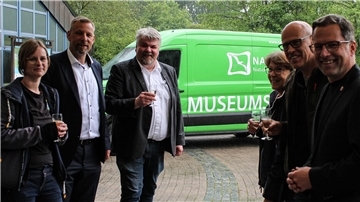 „Allzeit gute Fahrt“, wünschen (von links) Museumspädagogin Meike Hillrichs, Lars Keitsch von der Ostfriesischen Volksbank, Natureumsgeschäftsführer Lars Lichtenberg, Fördervereinsvorsitzende Elli Sommer, Jürgen Goldenstein vom Bürgerwindpark Oederquart und Landrat Kai Seefried.