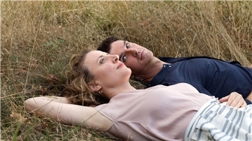 Alma (Maren Eggert) und Tom (Dan Stevens) sind ein ungleiches Paar.