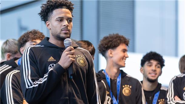 BVB-Profi bei U19-Länderspiel rassistisch beleidigt Almugera Kabar wurde bei einem Spiel der deutschen U19-Auswahl beleidigt.